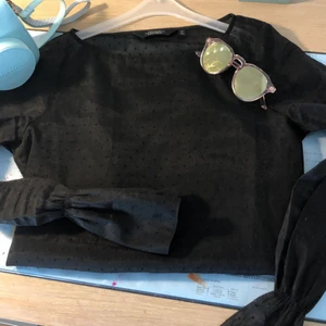 En super fin sommar blus som du kan ha ett linne eller en topp under.☺️ - Den finaste blusen som jag äger säljer jag för så bra pris.Den är inte andvänd! När jag påstar säger jag vad du ska skicka för frakt!✨