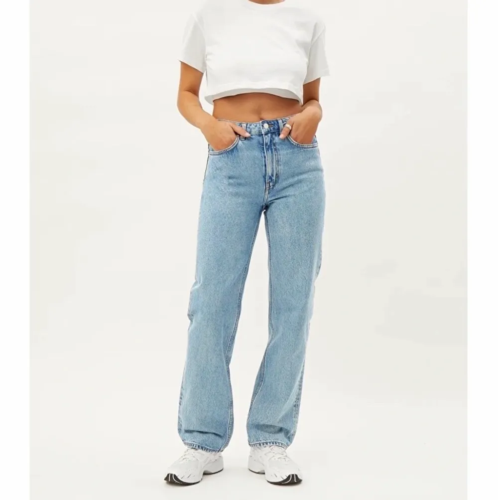 Säljer mina voyage high straight jeans pga fel storlekt, använda 1 gång! Möts upp i Göteborg eller fraktar✨. Jeans & Byxor.