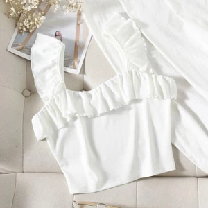 Vit topp/linne - En jättefin och aldrig använd vit topp från shein. Kommer tyvärr inte till någon användning❤️