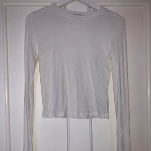 Långärmad tröja från stradivarius - Fin vit långärmad tröja från stradivarius! Använd men i fint skick💞 stl S men stretchig så passar både mindre och större💜 50kr + frakt.