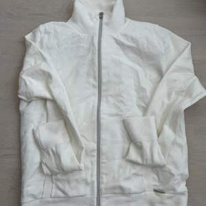 ett vit zip up tröja, står strl M men skulle säga S! dragkedjan är som ny (alltså att den fungerar)