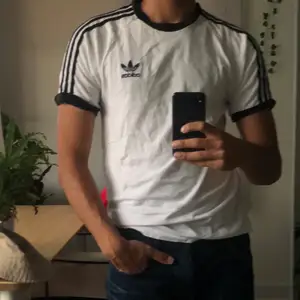 Skit ball Adidas tröja som jag köpte i paris för några år sen⭐️ Den är bekväm och sitter bra på folk som bär  S-M, Super bra till folk som letar lite tröjor till sommaren ☀️