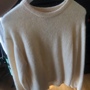 Stickad tröja - Ljusgul stickad tröja från &otherstories. OANVÄND Nypris 790kr