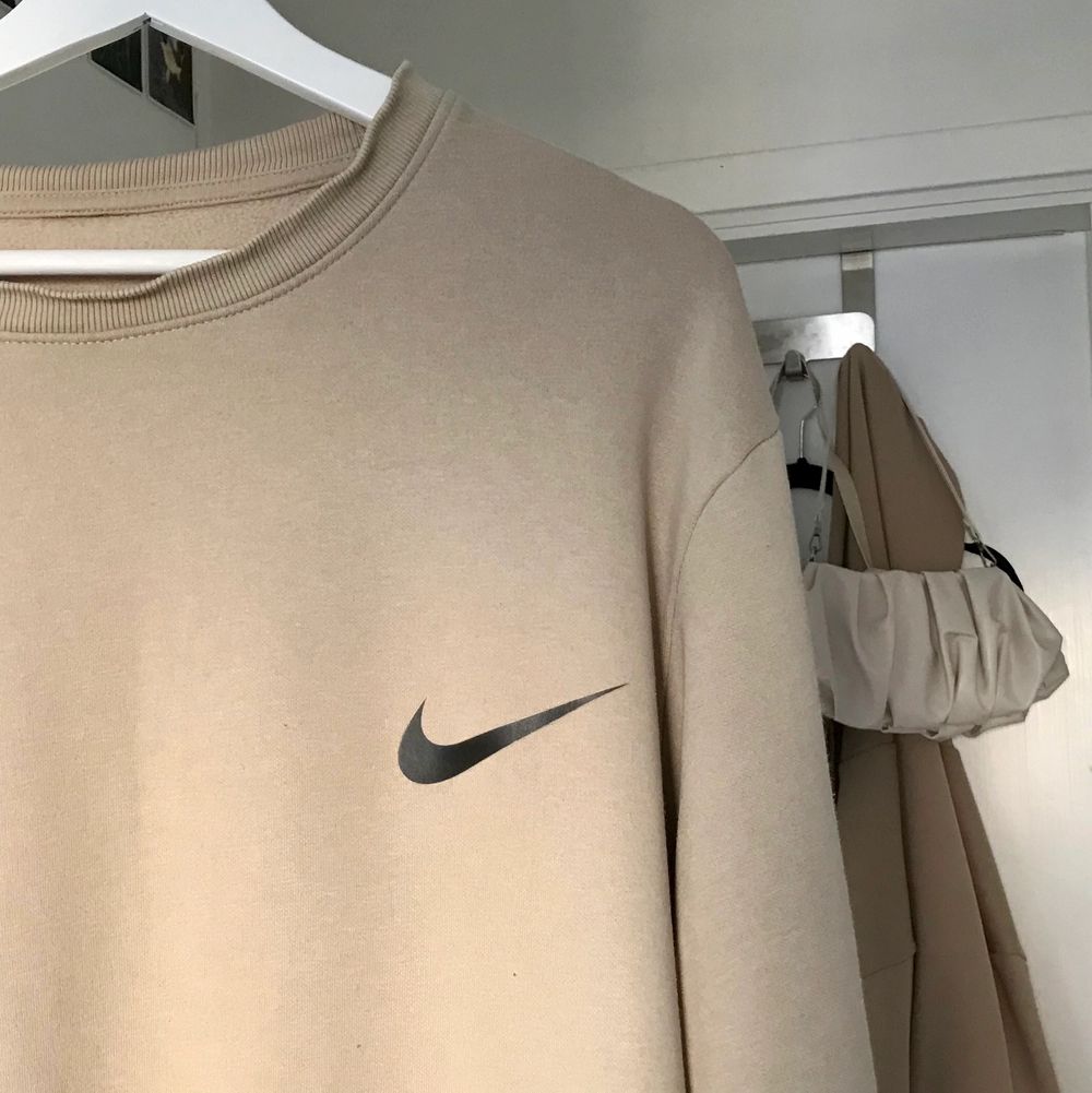 Säljer denna sjukt fina och stora sweatshirten, köptes secondhand för ungefär 600kr! Väldigt stor, finns ingen lapp så vet ej exakt storlek 🤍 Det billiga priset är pga hålet på sidan av tröjan (sista bilden)! Köparen står för frakten som ligger på 66kr spårbart!!. Tröjor & Koftor.