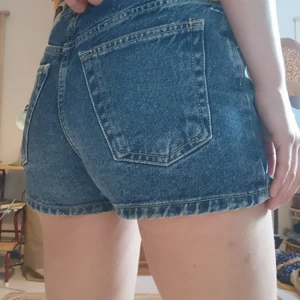 Vintage 90's jeansshorts Blue Asphalt - Säljer ett par jeansshorts i size 3, vilket passar mig som brukar ha 25 i byxor, passar säkert 24 också beroende på hur tight man vill att de ska sitta. Den nedersta knappen saknas. Köparen betalar frakt, tar swish och skickar inom 3 dagar.