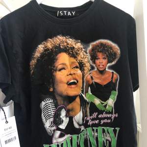 En Whitney Houston T-shirt köpt på Carlings i strl L, passar alla storlekar beroende på om man vill att den sitter oversized eller ej. Säljer för 90kr, köparen står för frakten. Om fler är intresserade blir det budgivning. Hör gärna av dig om du har några funderingar😊