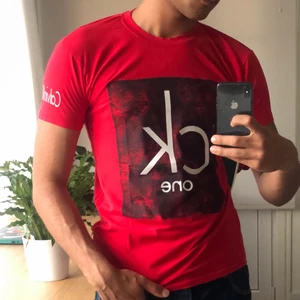 Röd Calvin Klein Tshirt - Jätte bekväm Calvin Tröja, sitter lite mer på huden ön vanliga tröjor ⭐️ Super bekväm till sommaren efterom den är lite tunnare material ☀️