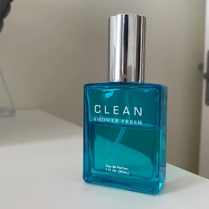 CLEAN - Shower Fresh  - Lite av ett långskott, men jag skulle helst gärna vilja bli av med denna nästan halvfulla 30 ml eau de parfum från Clean i doften ’shower fresh’. Den luktar precis som den säger, nyduschad! 🚿 Perfekt att ha i väskan ✨