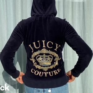 Juicy Couture kofta - lånade bilder, säljer min juicy couture kofta, helt okej skick då den är ganska gammal, men fortfarande jättefin 🥰 går att sänka priset till 250 vid snabb affär