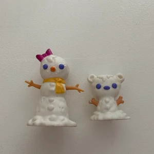 Lps - Jag säljer just nu mina gamla ”Little Pet shop”, eftersom dessa figurerar inte går att få tag på i butik så har de fått ett stort värde på sig. Vissa e dyrare än andra då de är Rare, vilket innebär att de finns få av dessa å då höjer deras värde! Betalning sker via Swish och köparen står för frakten!🤍