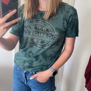 T-shirt - Grön tie dye T-shirt från DC shoe co. i bra skick. Storlek M, sitter perfekt på mig som vanligtvis har S. Svårt att få en bra bild på färgen men den är varmare i tonen än vad som syns på bilderna☺️priset är ex frakt. Kolla gärna mina andra annonser, rensar garderoben så mycket fint ligger uppe!😊