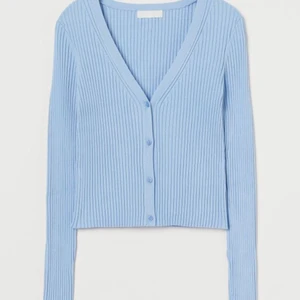 Blå ribbstickad kofta - Använd ett fåtal gånger. Osäker på stolek men passar mig som har S/M