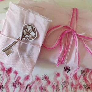 Self Care Love letter! - Ett self Care Love letter i rosa tema! Här står det som man behöver höra ibland! Det är svårt att påminna sig själv om att man är bra nog men detta brev skickar bra VIBBAR innehåll: 1 dubbelsidigt brev inslaget i fint papper och pynt + liten överraskning💖 frakt ingår!