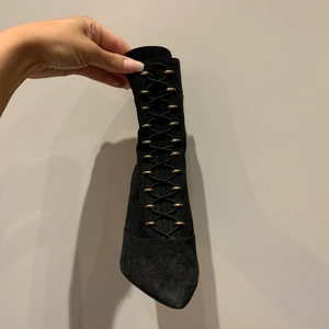 Klackskorna ifrån CC skor i Sturegallerian  - Ett par oanvända klackskor ifrån CC skor i Sturegallerian, äkta mocka. 