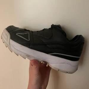 Skor - Super bekväma skor med hög sula. Betalning sker via swish och köparen står för ev frakt 📦 