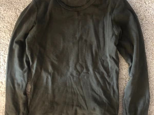 grön långärmad  - grön långärmad tröja. 