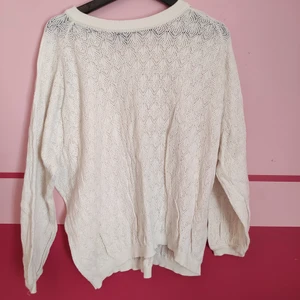 Virkad tröja (stickad?) - Storlek L/XL. Sparsamt använd. Hund finns i hemmet