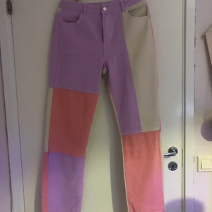 Jeans - Colorblocking jeans i lila,rosa o vit. Aldrig använda endast provade! L men passar nog bättre på en M/S