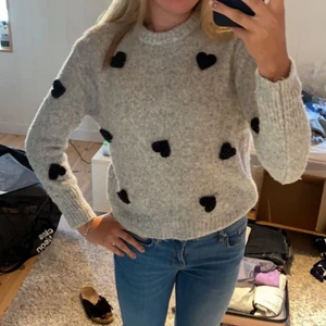 Tröja med hjärtan - En stickad jättefin tröja! Perfekt till höst/vinter. Säljer då den inte passade på mig ❤️ frakt på 79kr 💕 Kom privat för fler bilder