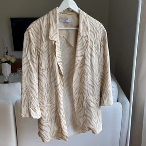 Perfekta sommar-kavajen 🌞 - Perfekt beige-mönstrad kavaj som tyvärr inte används tillräckligt mycket. Den är värd bättre än så haha <3 Lite oversize, så kan nog passa upp till en mindre M. 