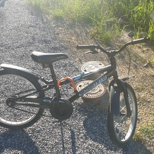 Barn Cykel  - Barn cykel med bra skick fel och rost fri  stl 20"