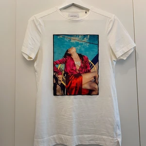 Limitato t-shirt - Unisex Limitato t-shirt med tryck designat av Riocam. Storlek XS. Köpt för 1500kr, säljer för 500kr. Bra skick! Se sista bild för äkthetsintyg.