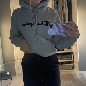 Grå champion hoodie  - Grå champion hoodie i strl S. Bra skick trots användning. Pris: 180kr+frakt⚡️