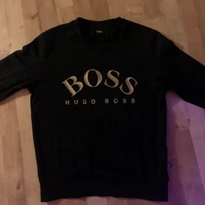 boss sweatshirt  - Säljer nu min fina hugo boss tröja pga att den aldrig kommer till användning. Den är äkta och köpt för 1100kr men säljer för 600💕