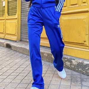 Adidas byxor  - Superfin adidas byxa som är endast använda ett fåtal gånger. De har en dragkedja vid smalbenen och på midjan är de ganska stretchiga. OBS❗️De första är bara en bild på hur de sitter på, de svarta är de jag säljer