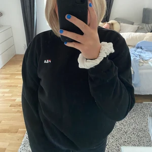 Fila - Jag säljer denna helsvarta hoodie som sällan är använd! Denna kommer inte till användning hos mig vilket den istället kan göra hos någon annan som vill ha den!