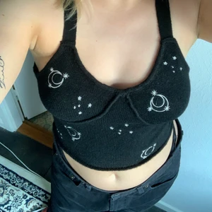 Linne med månar - Kan mötas upp i leksand annars betalar köparen frakten! Skriv gärna vid frågor eller för fler bilder!:-)