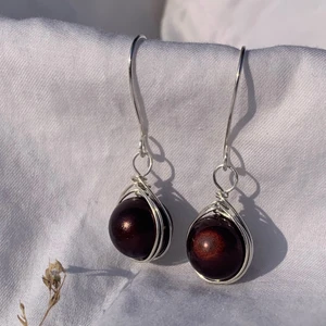 Bilbao silver - Handgjorda örhängen med mörkbruna pärlor, och silverpläterad koppartråd. Nickel-, kadium-, och blyfria. 2x1,5 cm