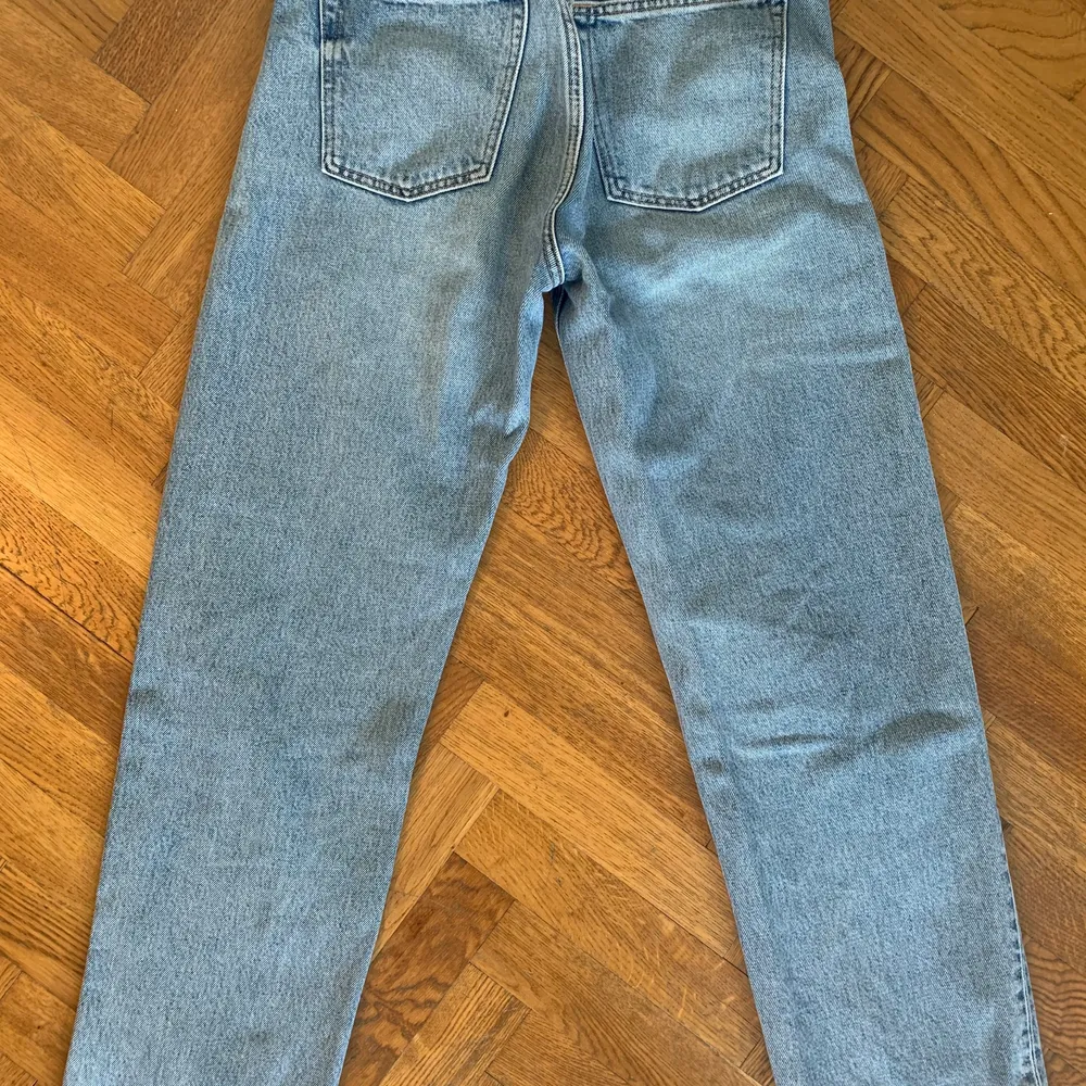 Säljer nu mina favoritjeans från &other stories. VÄLDIGT lik Levis 501-modell och är enligt mig skönare😍 Passar en 25 i jeans. Skriv bara om du har några fler frågor☀️💓✨. Jeans & Byxor.