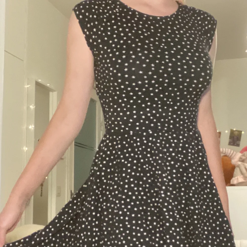 I am selling a black dress with white polka dots. perfect condition, and the dress will be washed and ironed before sale;). Klänningar.