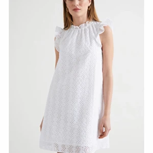 Supersöt sommarklänning från & other stories - Säljer min helt nya sommarklänning från & other stories då den inte kommer till användning.  Köpt för 690kr. Storlek 40, men skulle snarare säga 38/M. Passar mig som är M i vanliga fall. Skriv för fler bilder!