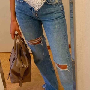  - Säljer dessa jättesnygga jeans med slits som är helt slutsålda överallt. Pris kan diskuteras, köparen betalar för frakt 💓💓