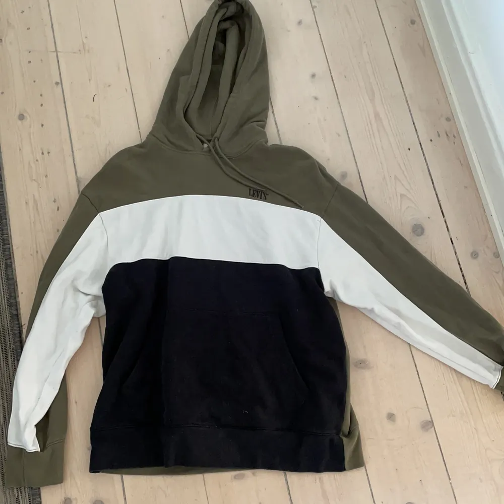 En flerfärgad hoodie från Levis i storlek M och använd ca 2 gånger . Hoodies.