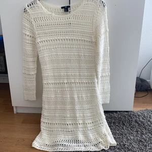 Vit klänning  - Säljer denna fina klänning i storlek S. Gratis frakt 