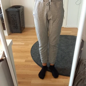 Mjuksbyxor från lager 157 i storlek xs - Gråa mjukisbyxor från lager 157. Det är väldigt bra sick men är för korta för mig som är 160 cm. 