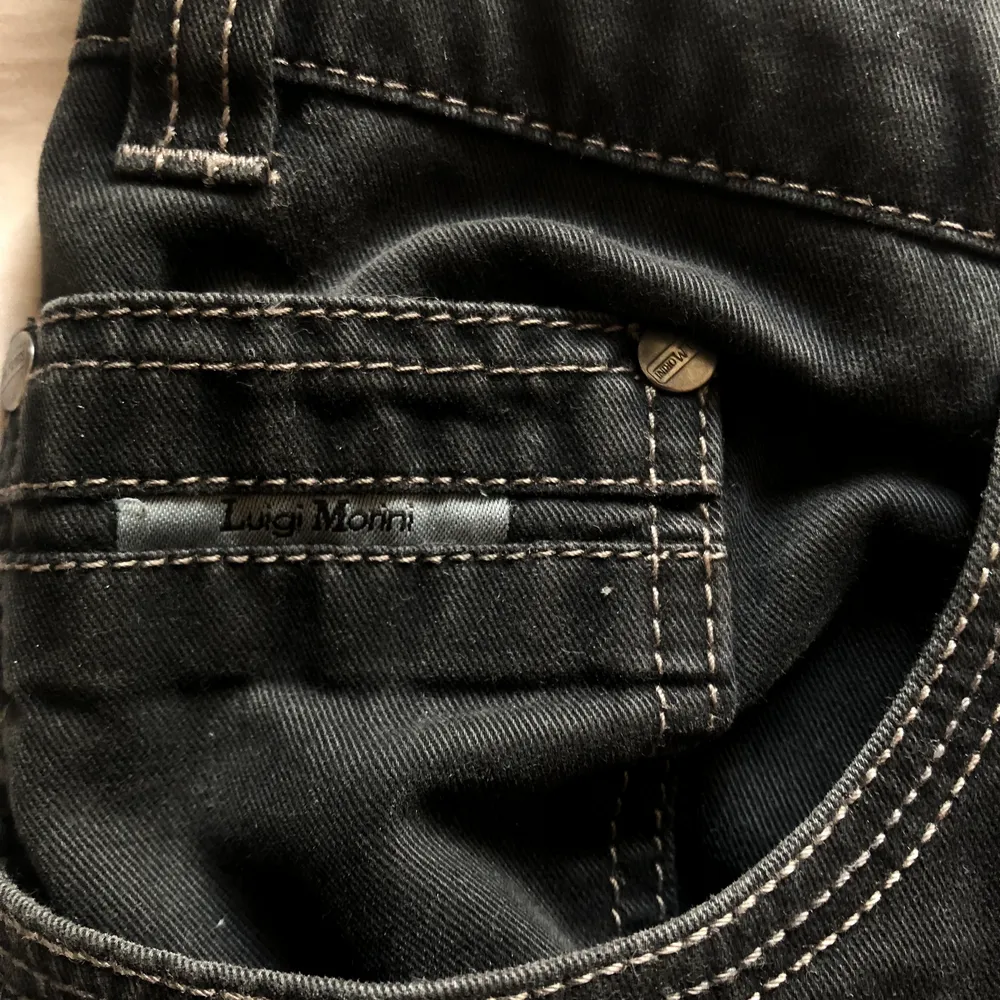 säljer dessa snygga svarta low waist byxorna då de inte kommer till användning - är i relativt nyskick!💕. Jeans & Byxor.