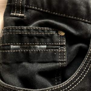 säljer dessa snygga svarta low waist byxorna då de inte kommer till användning - är i relativt nyskick!💕