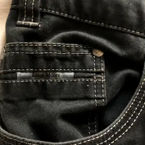 säljer dessa snygga svarta low waist byxorna då de inte kommer till användning - är i relativt nyskick!💕