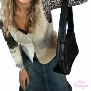 Beige jeansväst 🐬 - Jättesöt beige jeansväst från prêt à porter <3 Snygg att använda med en söt topp under men också att använda som den är. I jättefin kvalitet • Storlek 38, men passar även 34-36 beroende på vilken fit som önskas. 