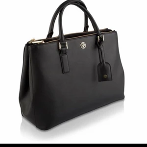 Tory burch väska - Tory burch väska. Får plats med både dator och A4. Garanterar att den är äkta. Den kan hämtas i Malmö eller skickas mot frakt😊. Hör av dig om du har fler frågor. 