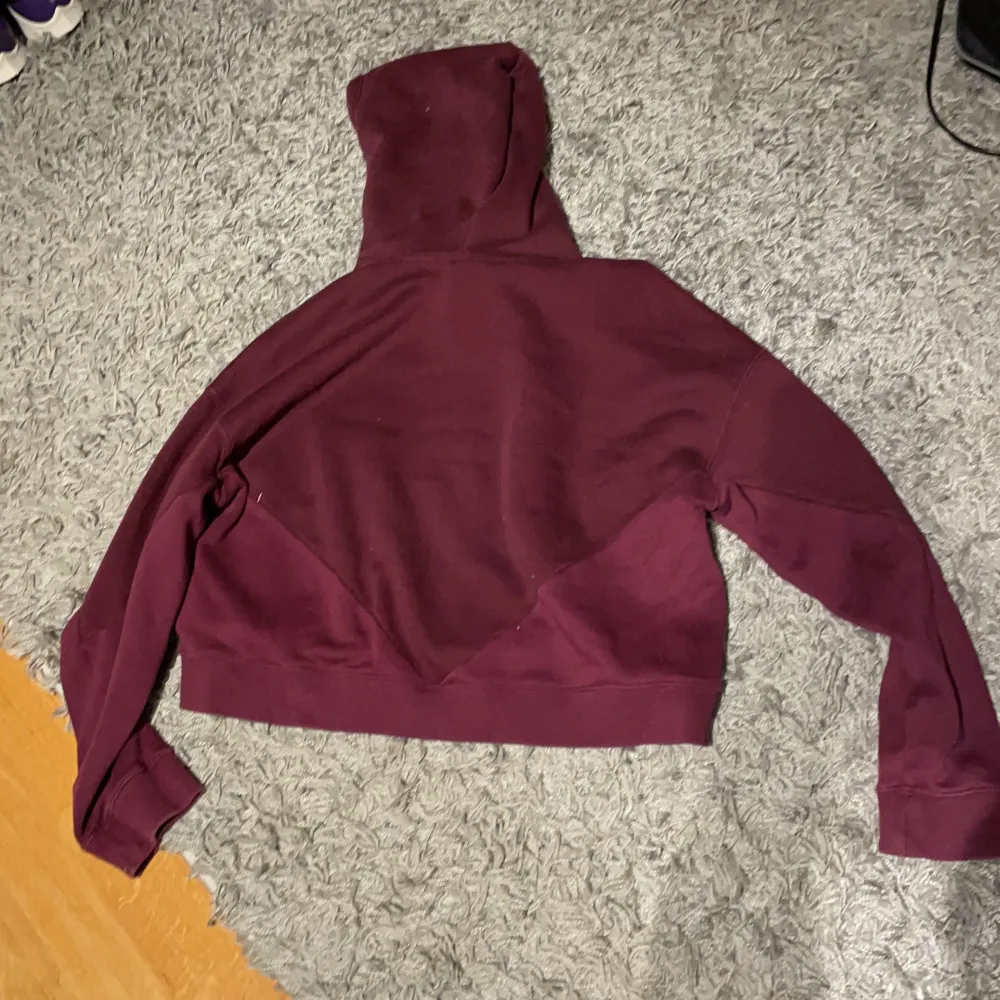 Vinröd/lila adidas hoodie i storlek L men passa mer som M. Kort i modellen. Hoodies.