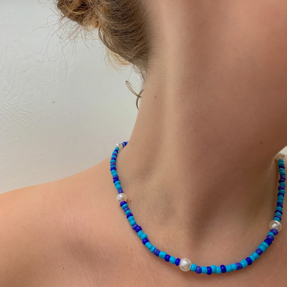 Blått pärlat halsband