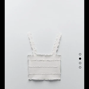 Topp - En fin topp från zara. Har aldrig använt för tycker den inte passar min stil. Storlek S kostar 20 plus frakt som kostar 66 men kan också mötas 