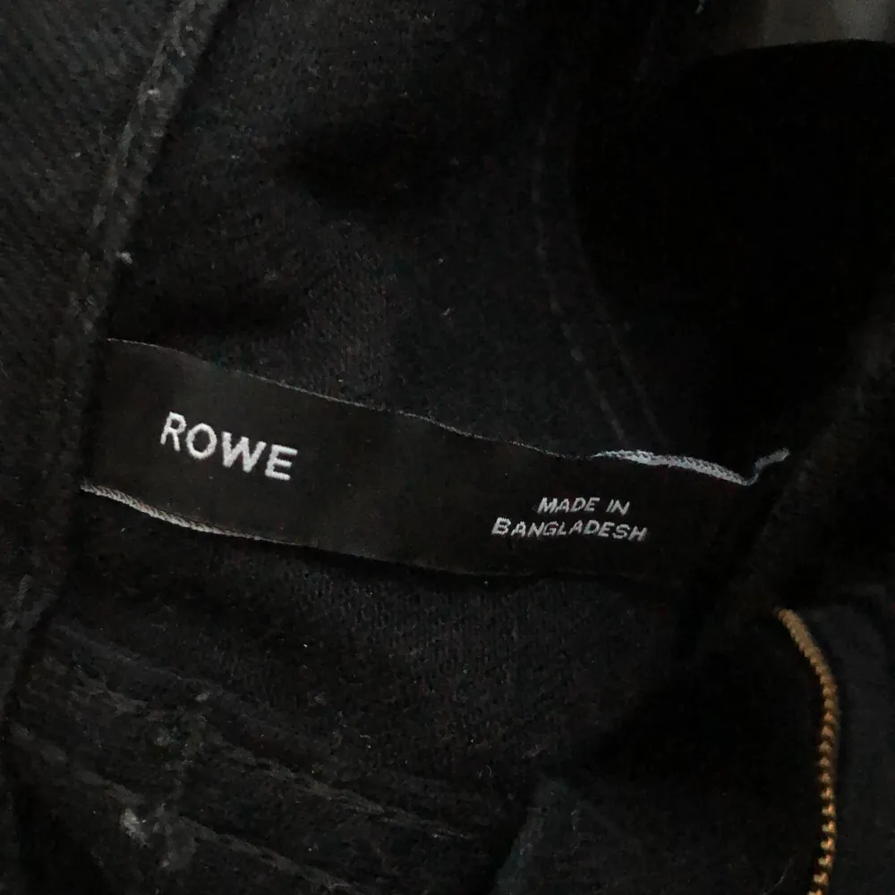 Säljer mina svarta Rowe jeans från weekday🌈 260kr inkl frakt. Jeans & Byxor.