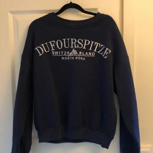 College tröja  - Säljer mina mörkblåa college som knappt är använd, säljer pga att ja inte använder den längre. Den är i ett väldigt bra skick å är i stl L men den är liten i storleken