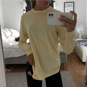 Tröja - Superfin tröja från Arket i ett JÄTTEskönt material 💛 aldrig använd så den är som ny! frakten ingår inte i priset (66kr)! hör av er vid frågor ☺️